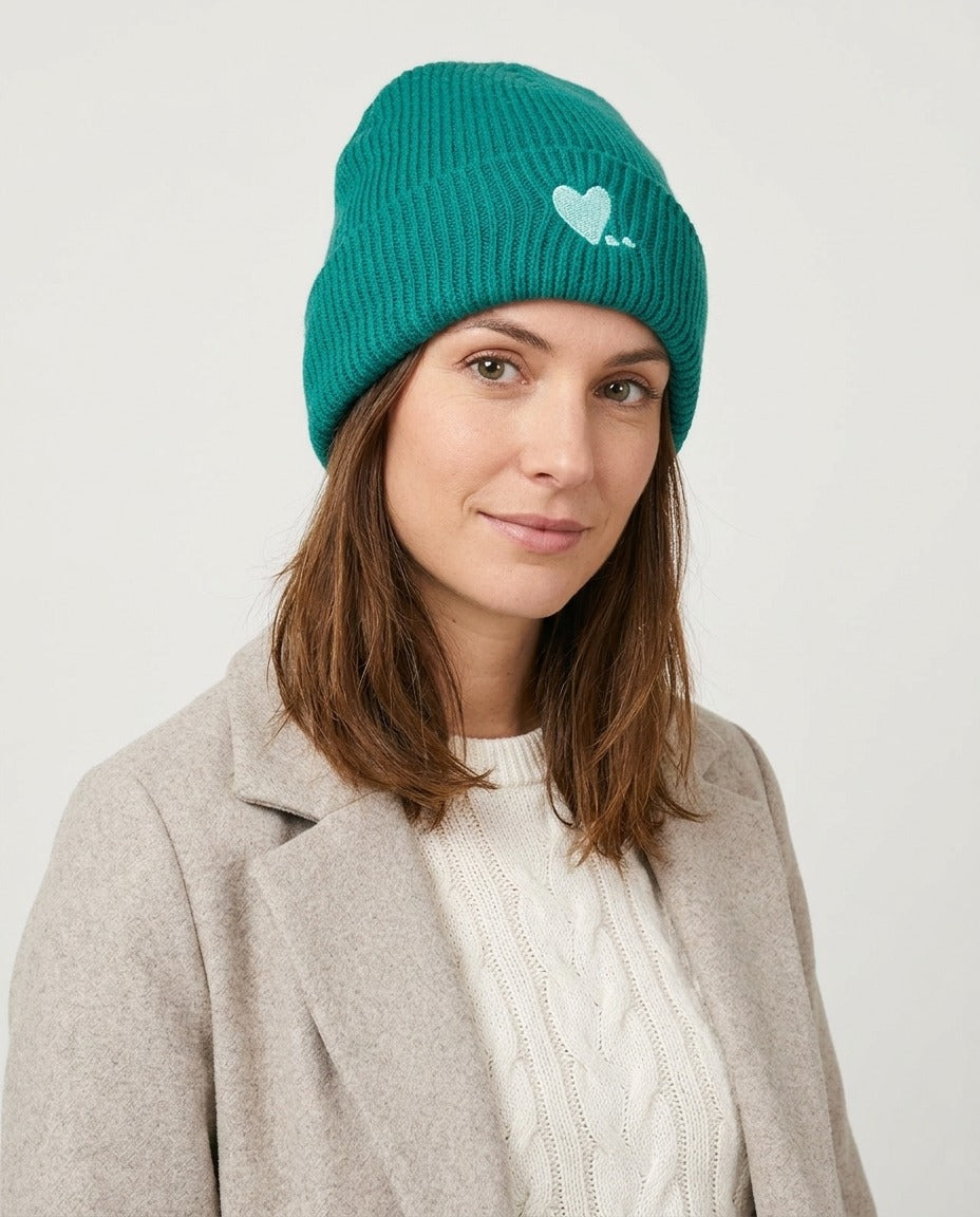 Bonnet Camaïeu vert émeraude cœur brodé porté – photo générée par IA