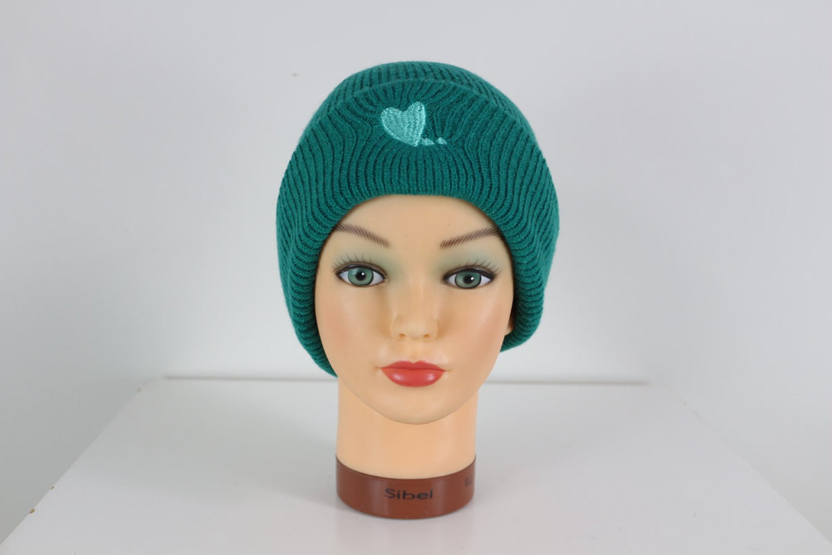 Bonnet vert émeraude côtelé avec cœur brodé porté sur mannequin – Frippin'Dealz