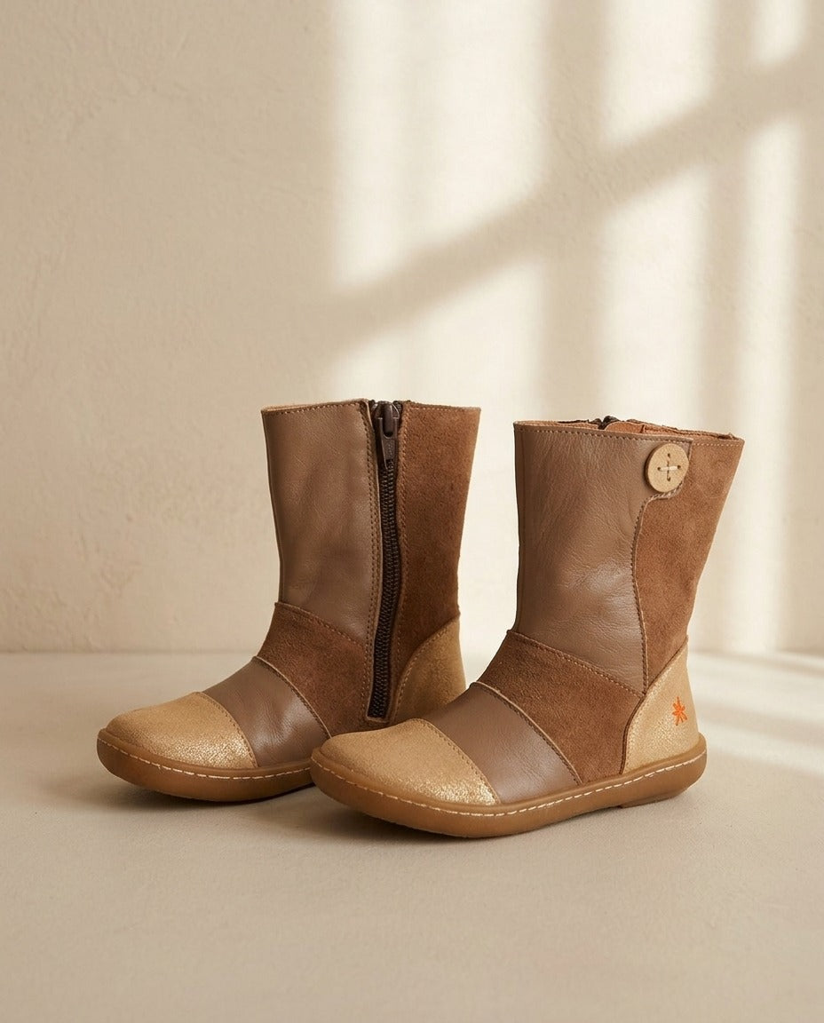 Bottes enfant Art Kids camel en cuir et daim avec bout doré devant leur boîte d'origine – Frippin'Dealz – photo retouchée par IA