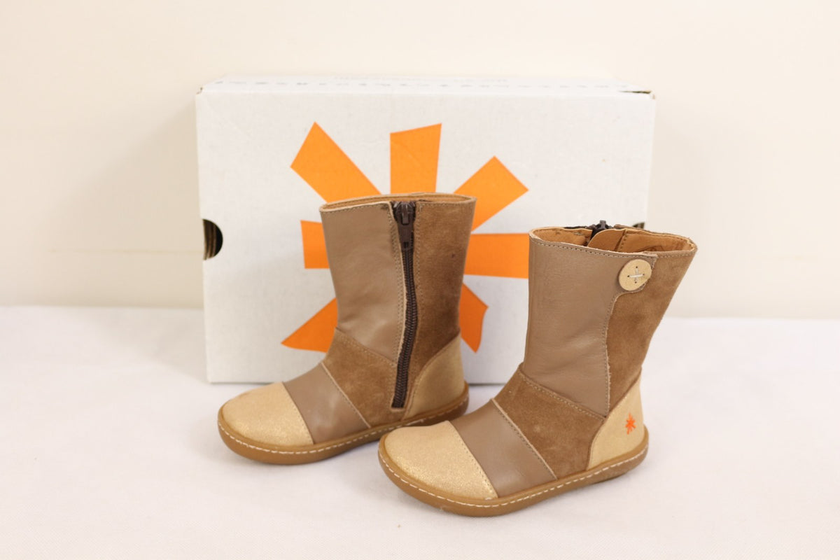Bottes enfant Art Kids camel en cuir et daim avec bout doré devant leur boîte d'origine – Frippin'Dealz