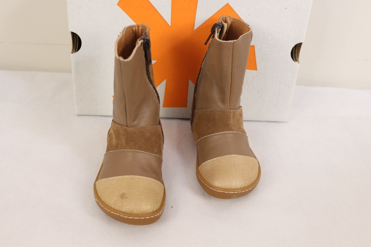 Vue de face des bottes Art Kids camel avec bouts pailletés dorés et zips latéraux – Frippin'Dealz