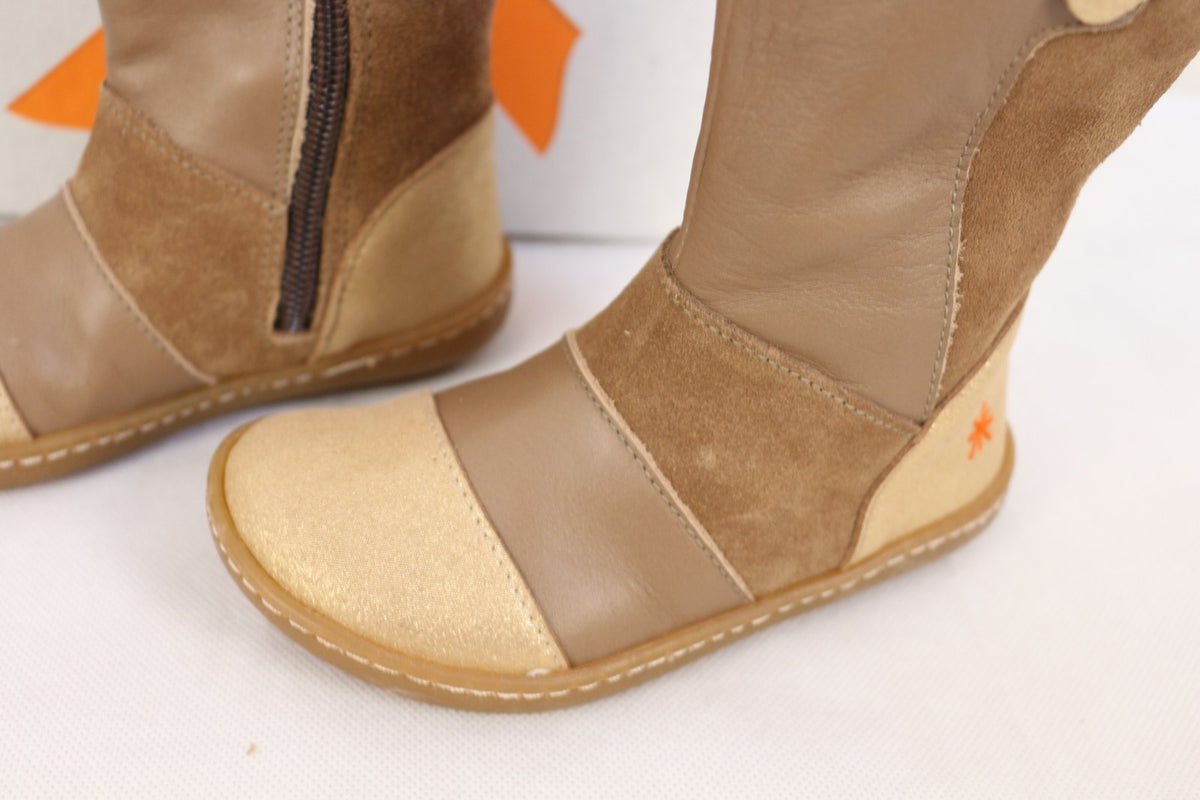 Gros plan sur le bout doré, la bande en cuir et le daim des bottes Art Kids – Frippin'Dealz