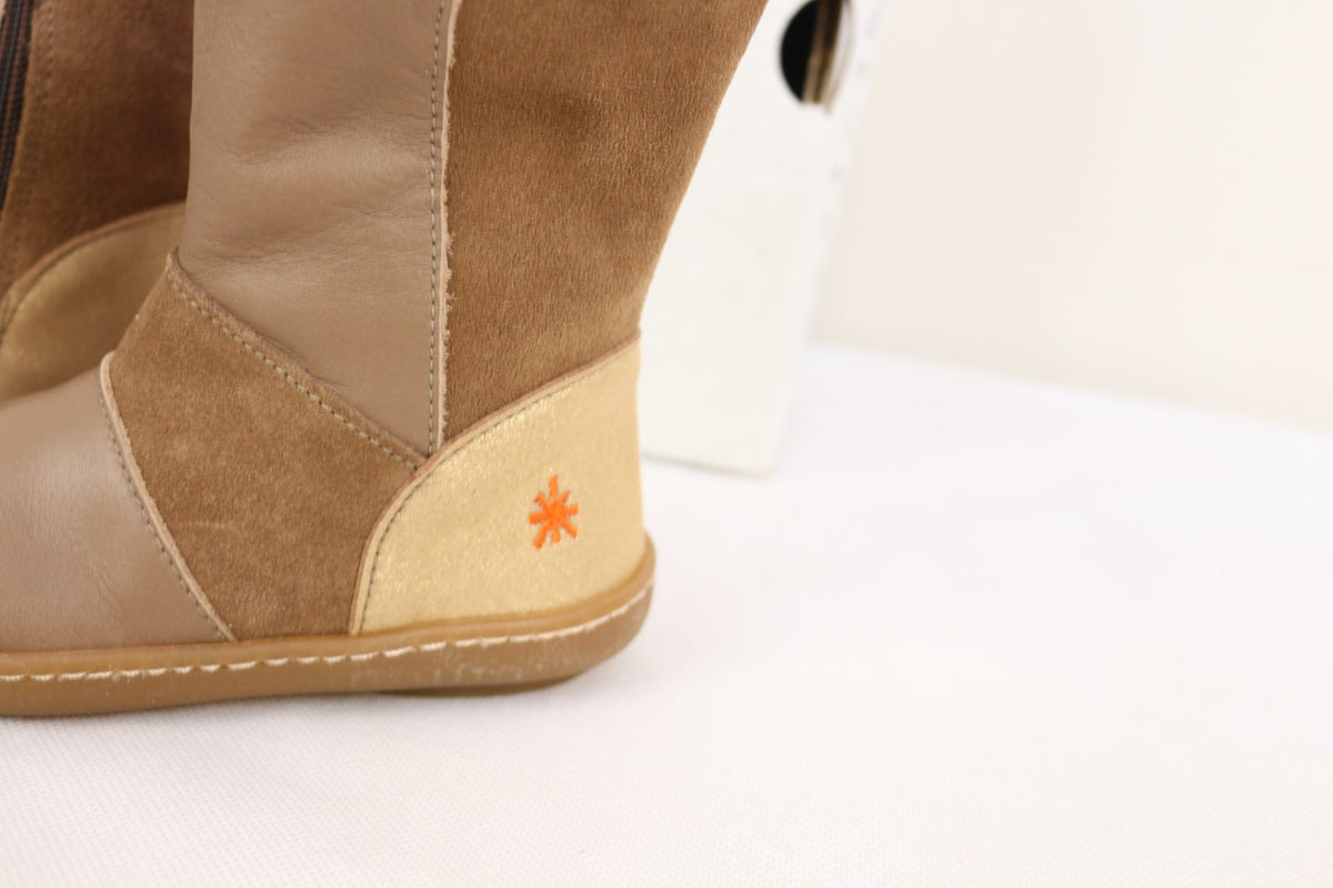 Gros plan sur le talon doré et le logo étoile orange brodé des bottes Art Kids – Frippin'Dealz