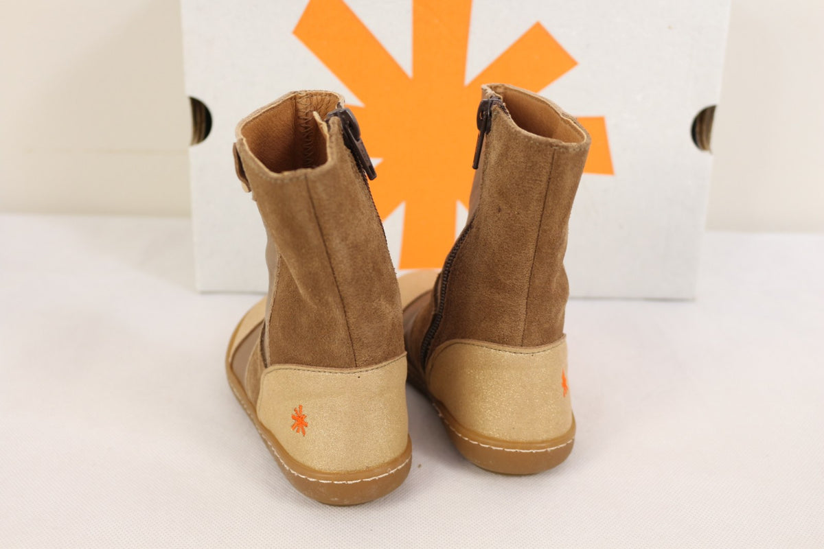 Vue arrière des bottes Art Kids camel avec talons dorés et logo étoile orange – Frippin'Dealz