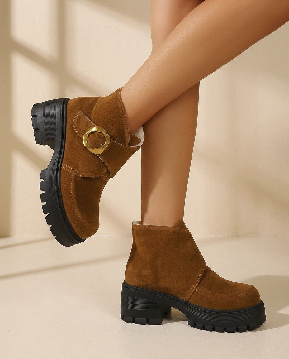 Bottes hautes femme aspect daim talon épais – photo 1 – Frippin'Dealz – photo retouchée par IA