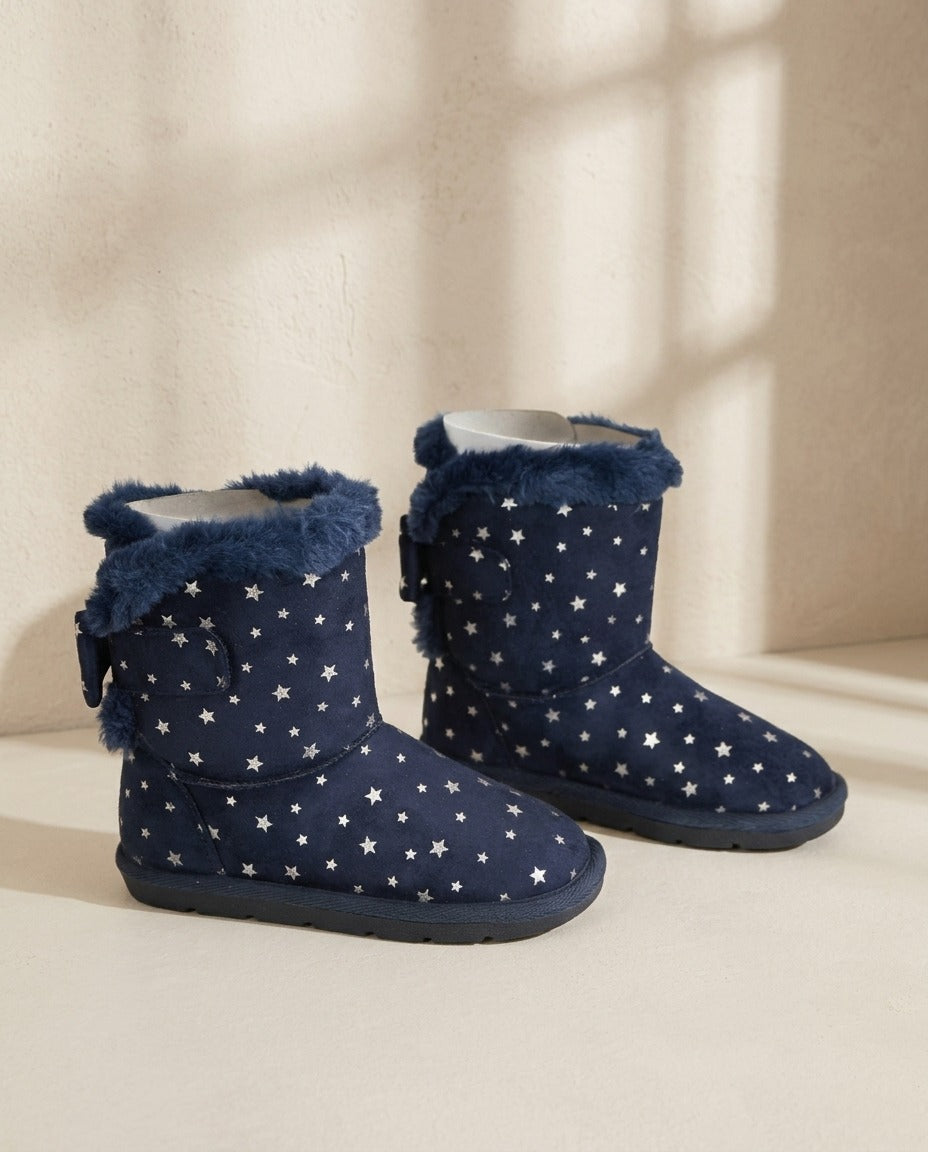 Paire de bottes fourrées I Love Shoes marine à étoiles argentées et col en fausse fourrure – Frippin'Dealz – photo retouchée par IA
