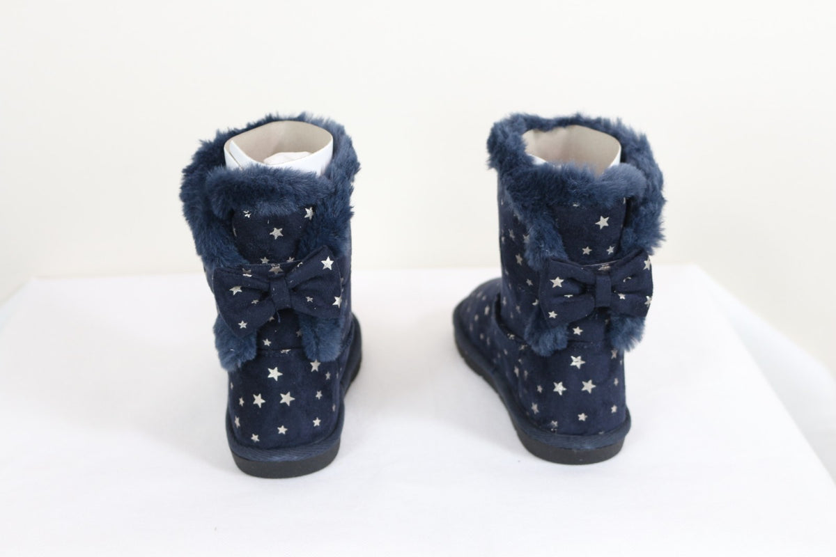 Vue de dos des bottes I Love Shoes marine avec nœud à étoiles et fausse fourrure – Frippin'Dealz
