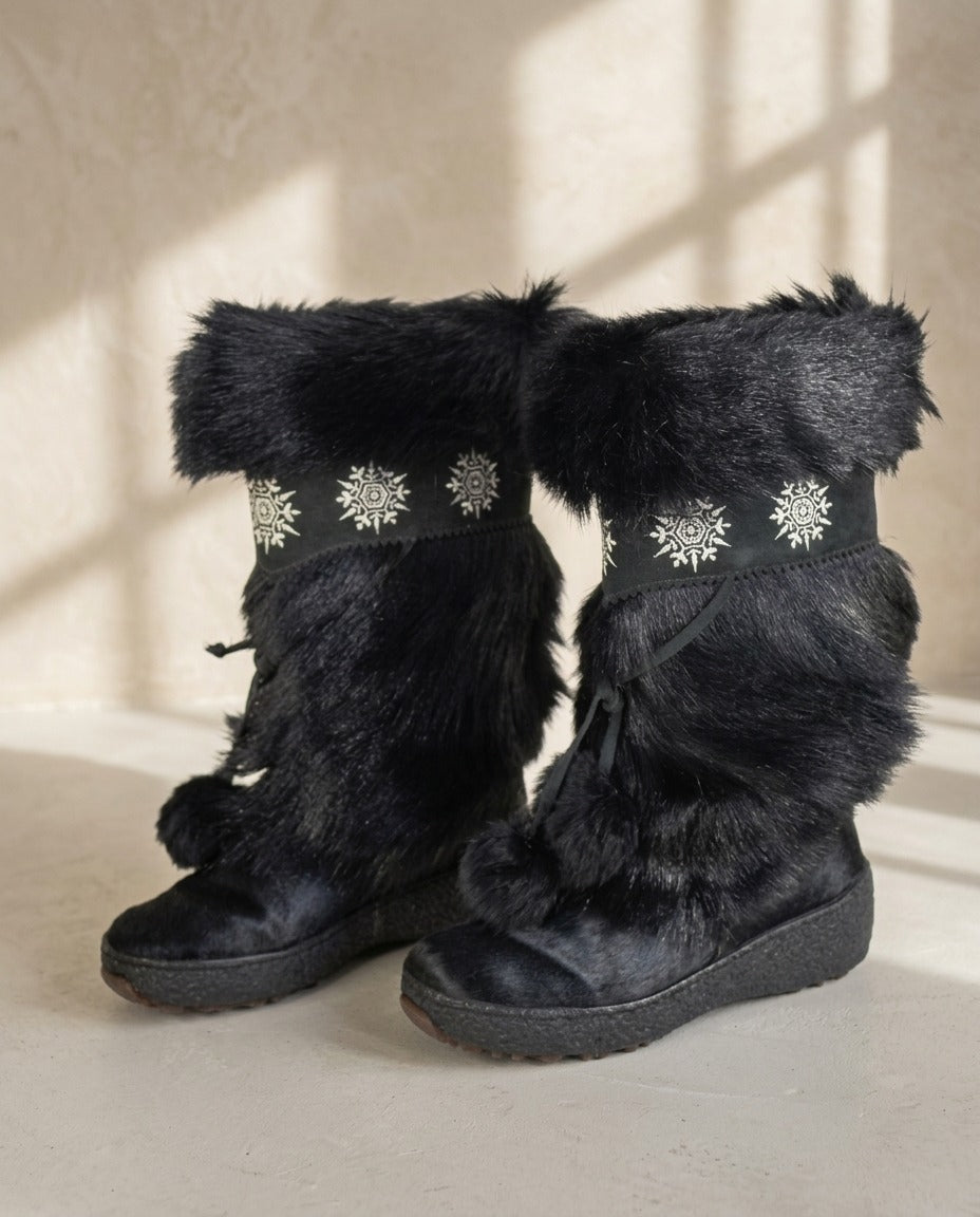 Bottes Oscar noires en fourrure avec bande à flocons brodés et pompons – Frippin'Dealz – photo retouchée par IA