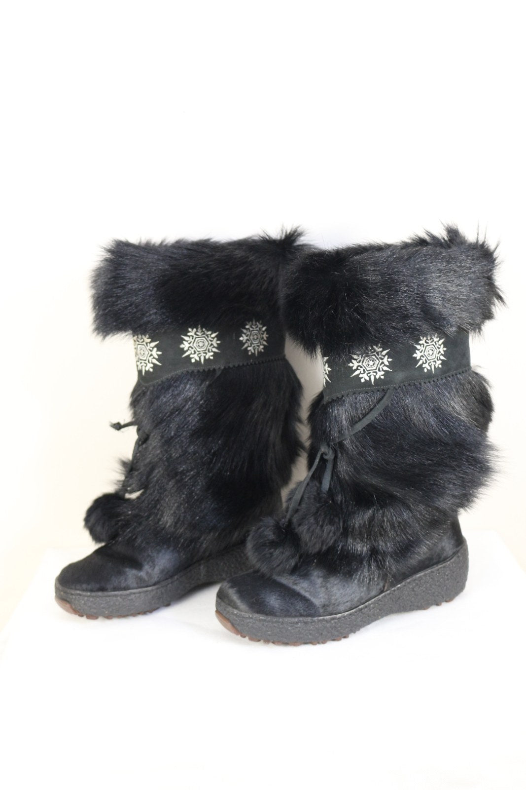 Bottes Oscar noires en fourrure avec bande à flocons brodés et pompons – Frippin'Dealz