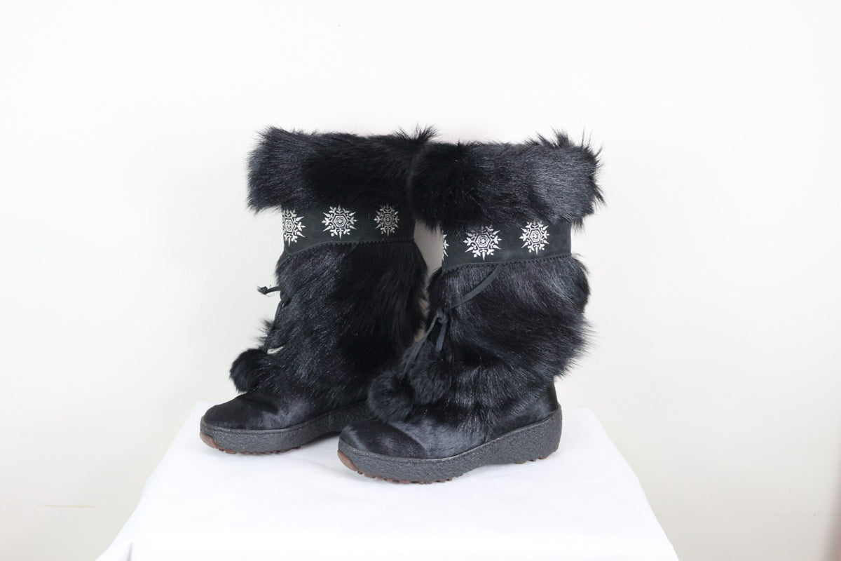 Paire de bottes après-ski Oscar noires vue de face sur présentoir – Frippin'Dealz