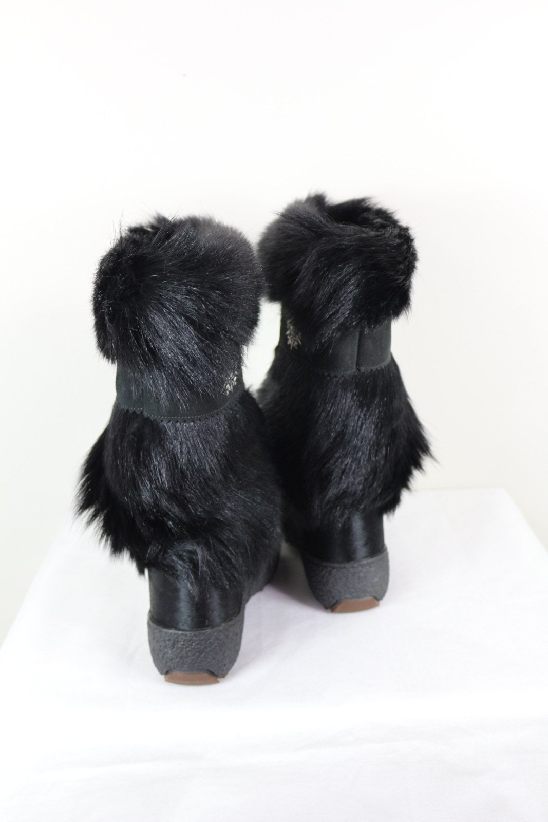 Vue arrière des bottes Oscar noires en fourrure – Frippin'Dealz