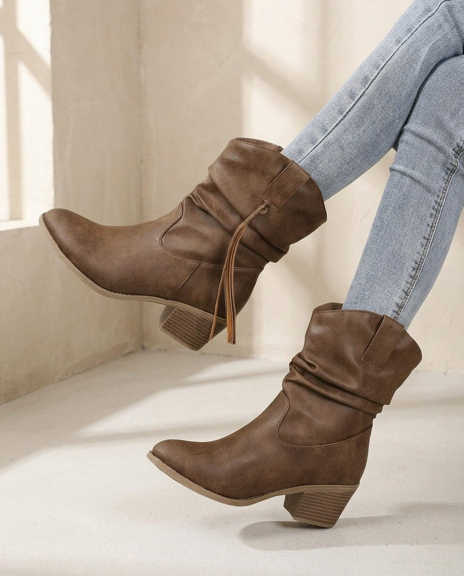 Bottes plissées à franges marron foncé – photo 1 – Frippin'Dealz – photo retouchée par IA