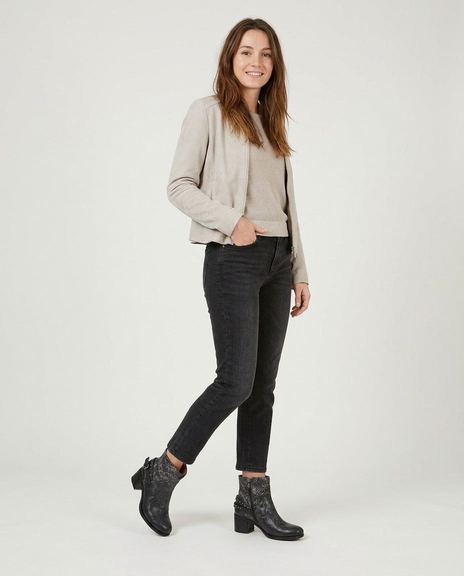 A.S.98 Bottines effet python noir clouté talon bloc 40 porté – photo générée par IA