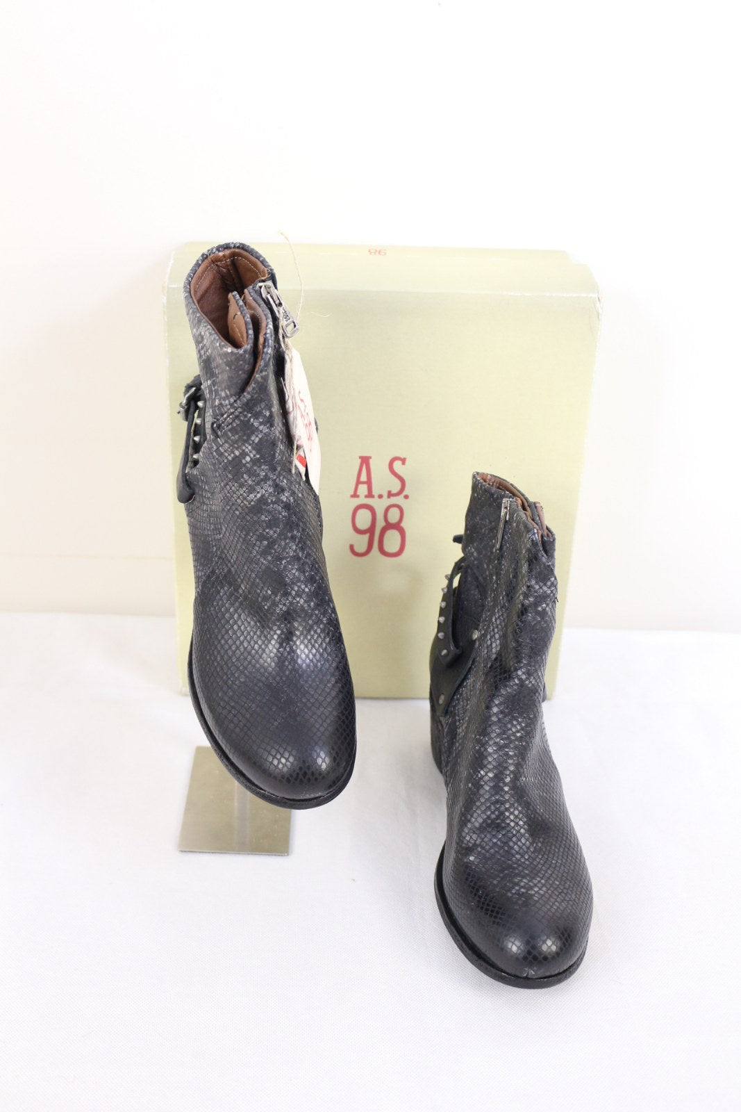 Bottines A.S.98 noires effet python avec bride cloutée et talon bloc, posées sur leur boîte – Frippin'Dealz