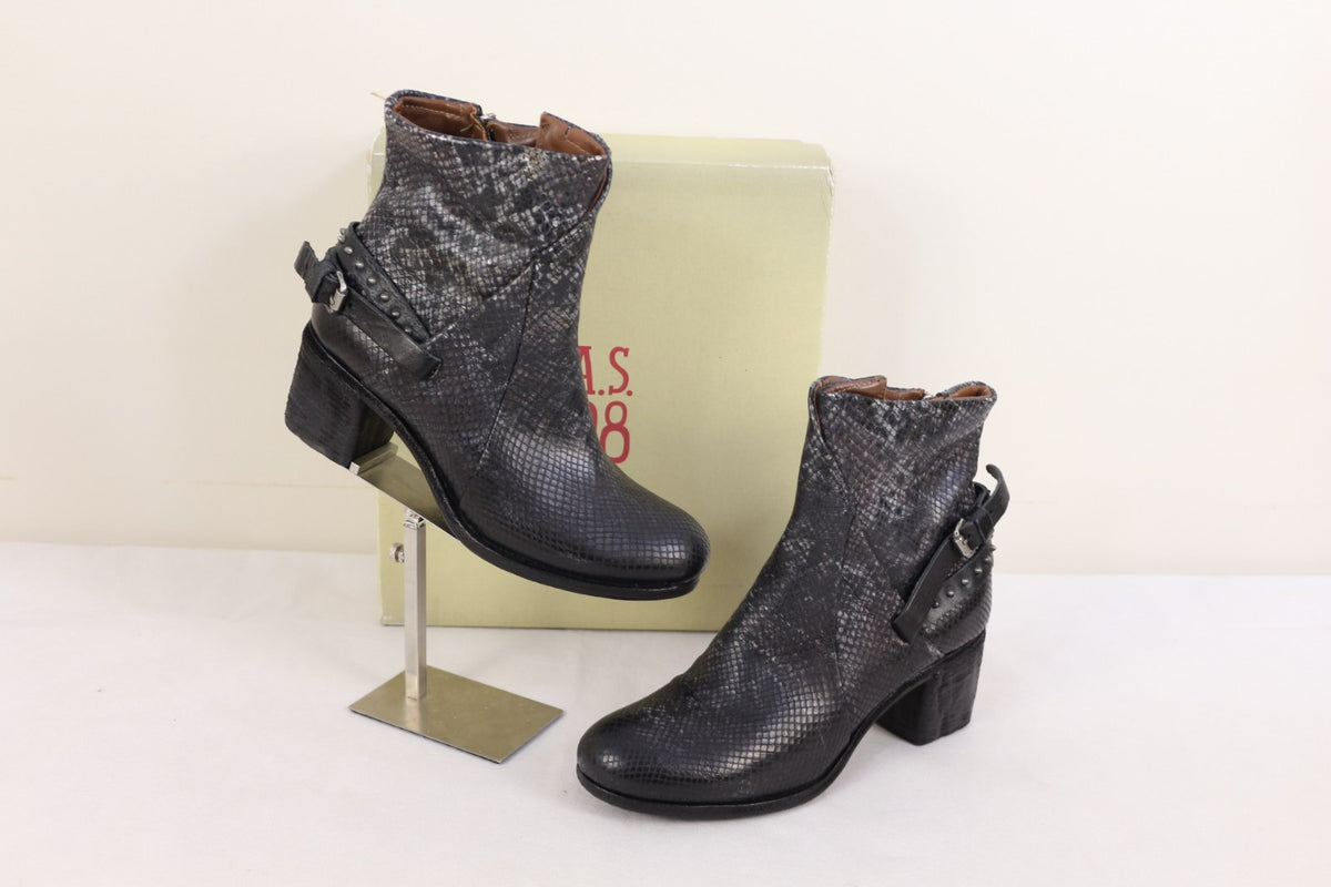 Bottines A.S.98 noires effet python vues de face sur leur boîte, étiquette attachée – Frippin'Dealz