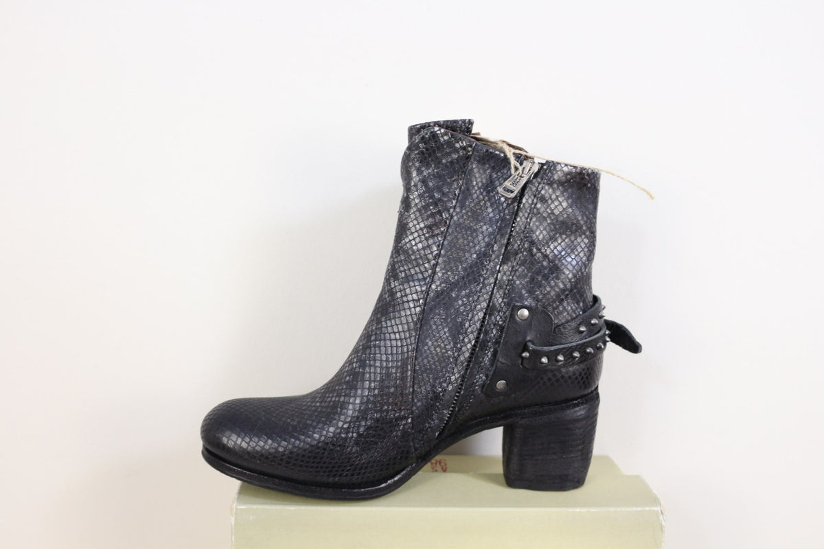 Bottine A.S.98 noire effet python vue de profil avec zip latéral et bride cloutée – Frippin'Dealz