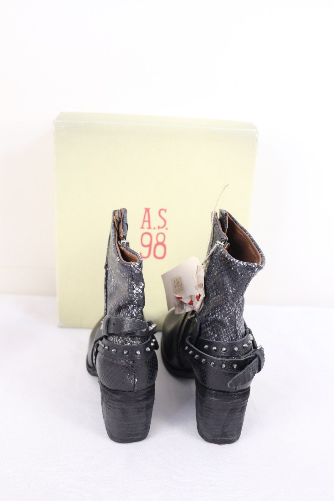 Bottines A.S.98 noires vues de dos avec brides cloutées, boucles et talon bloc – Frippin'Dealz