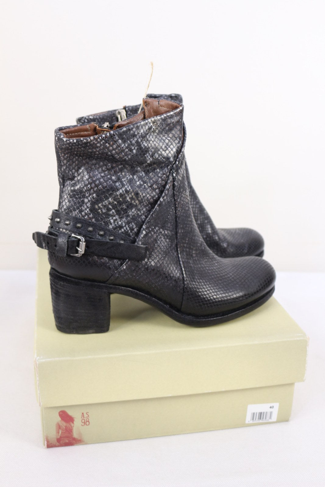 Bottines A.S.98 noires effet python de profil sur la boîte d'origine – Frippin'Dealz