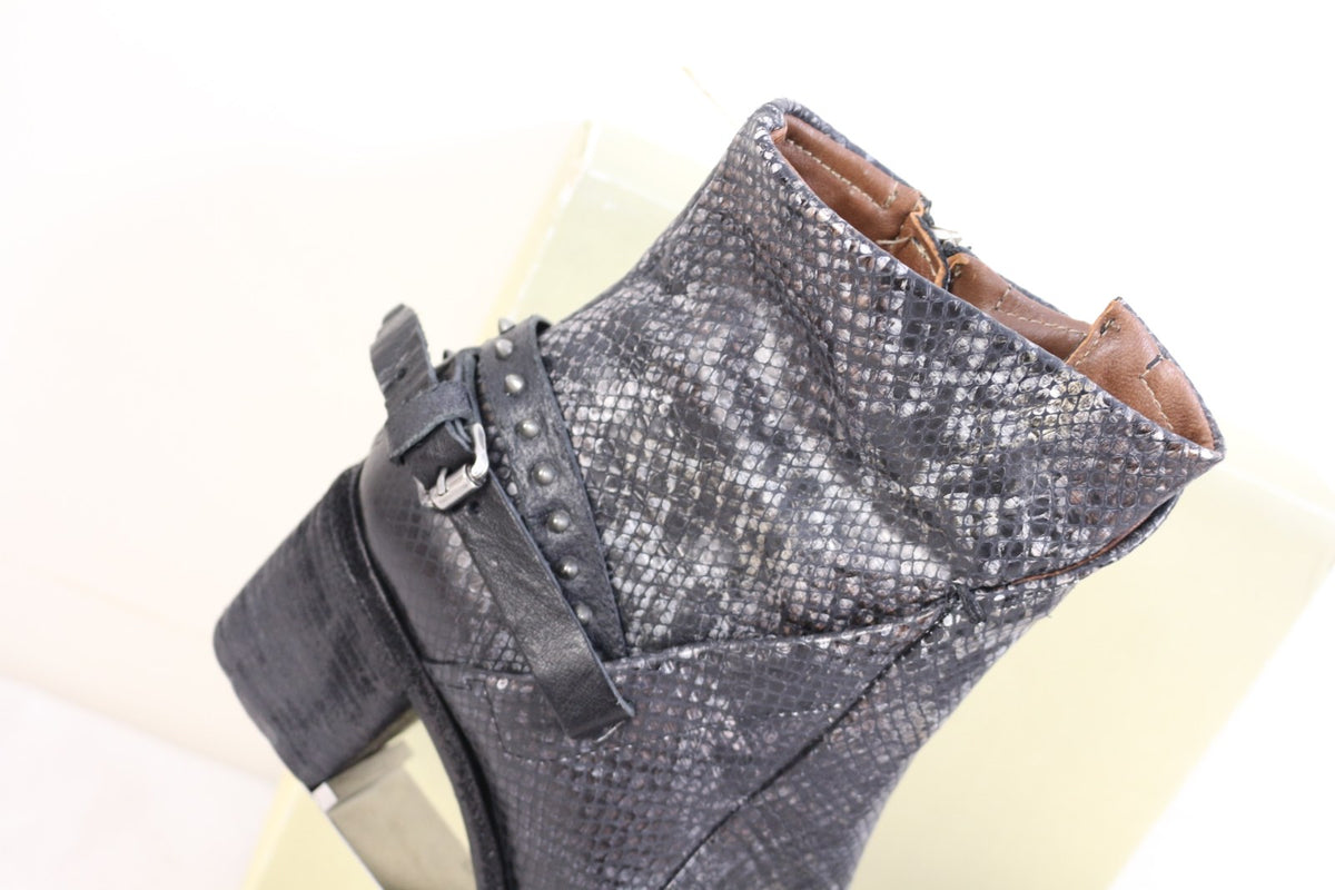Gros plan sur le haut de la bottine A.S.98 effet python avec doublure cuir marron et zip – Frippin'Dealz