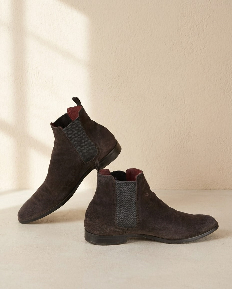 Bottines Chelsea gris anthracite en daim avec élastiques texturés, vue de profil – Frippin'Dealz – photo retouchée par IA