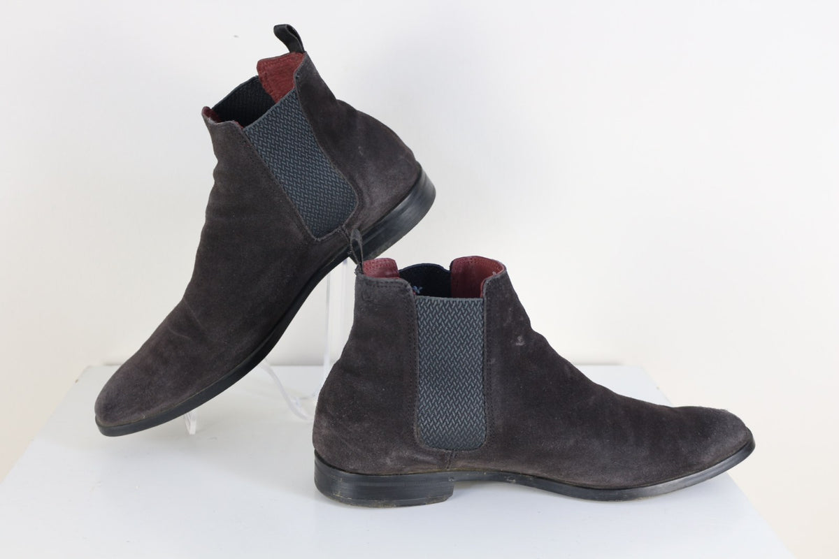Bottines Chelsea gris anthracite en daim avec élastiques texturés, vue de profil – Frippin'Dealz