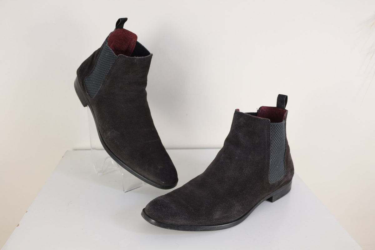 Paire de bottines Chelsea grises en daim, vue de trois quarts – Frippin'Dealz
