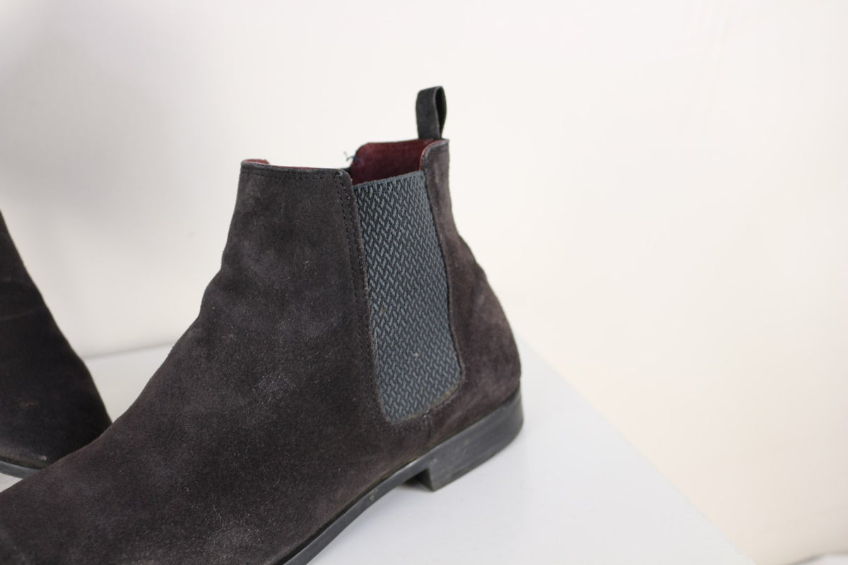 Détail de l'élastique latéral texturé et de la tirette des bottines Chelsea grises – Frippin'Dealz
