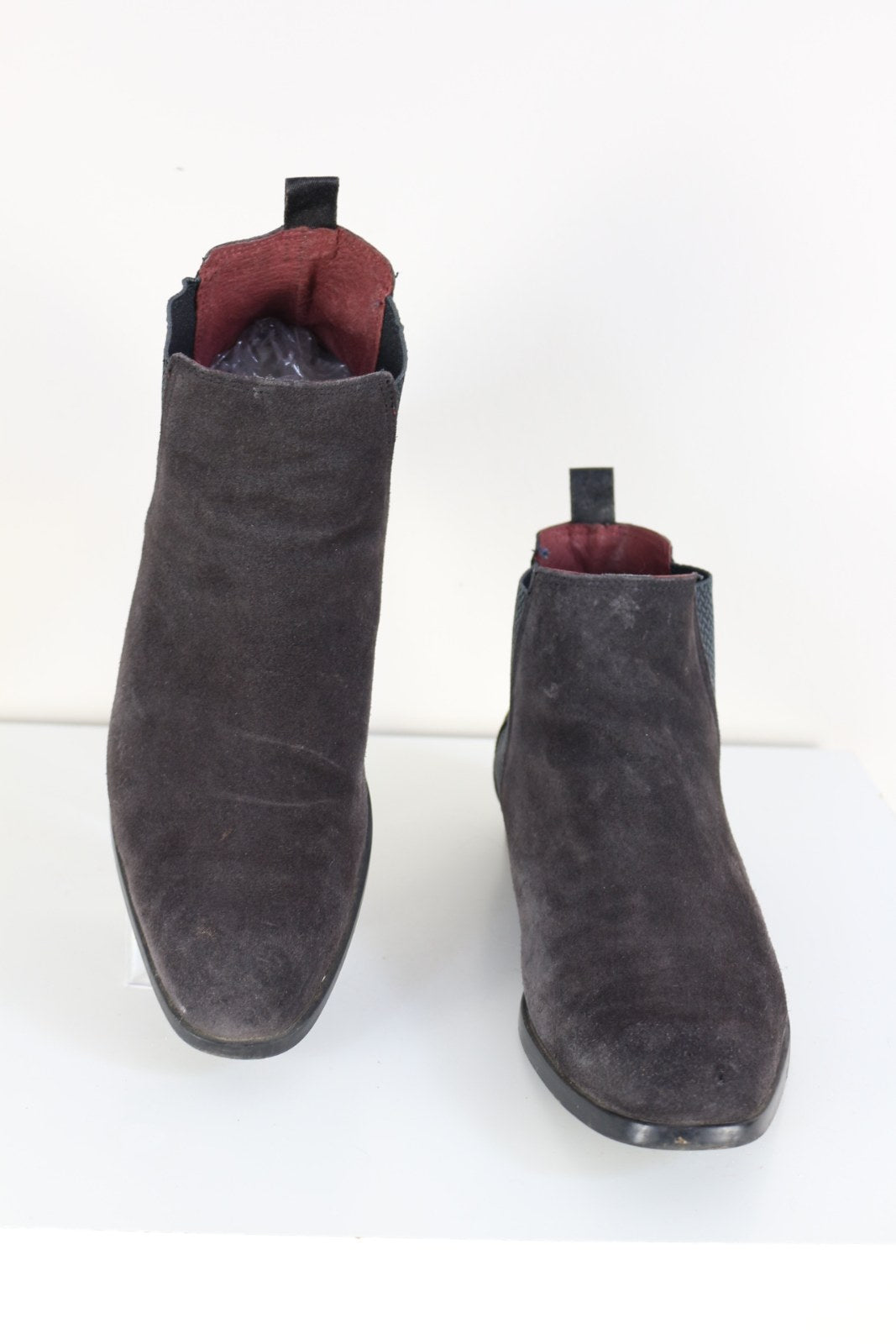 Bottines Chelsea grises en daim, vue de face avec doublure bordeaux – Frippin'Dealz