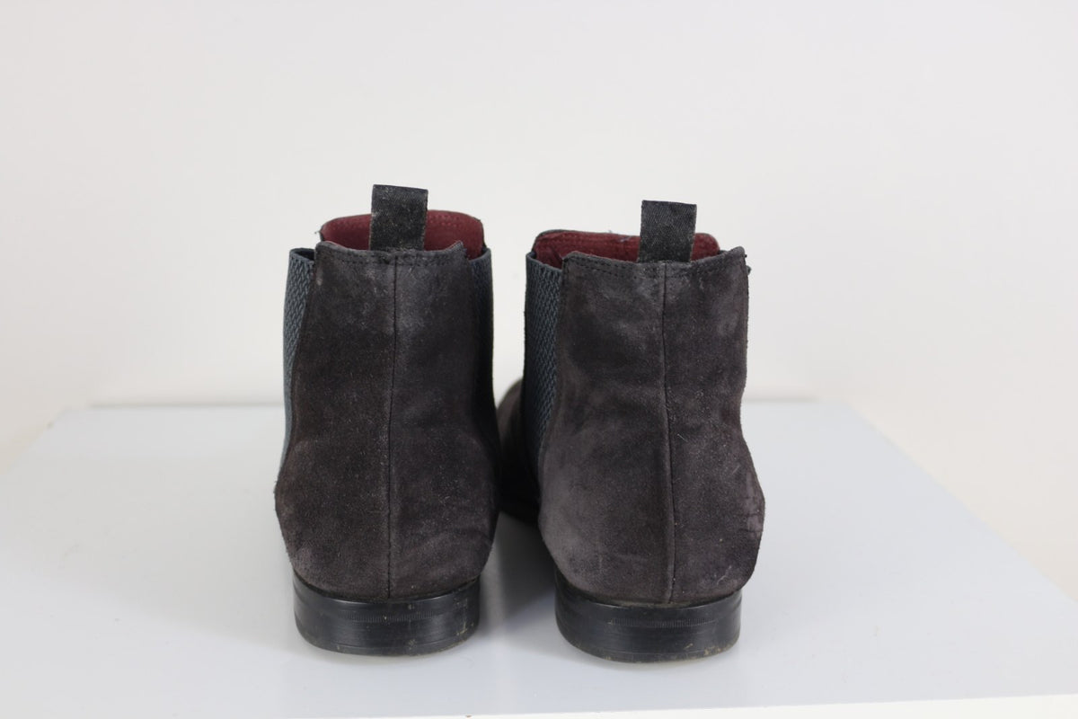 Bottines Chelsea grises en daim, vue de l'arrière avec tirettes – Frippin'Dealz
