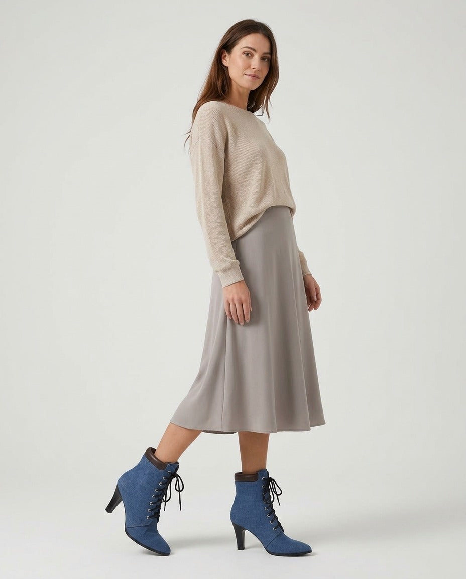 Bottines à lacets bout pointu talon épais jaune vert ou bleu porté – photo générée par IA