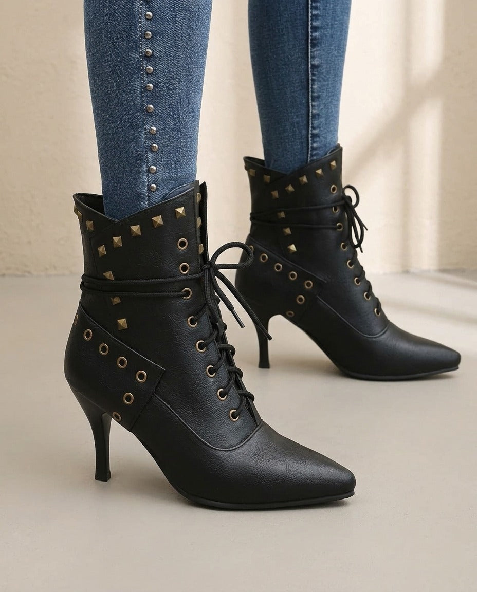 Bottines à lacets cloutées à bout pointu – photo 1 – Frippin'Dealz – photo retouchée par IA
