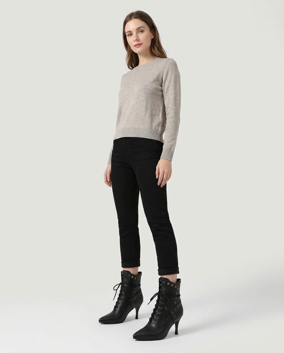 Bottines à lacets cloutées bout pointu talon 8 cm porté – photo générée par IA