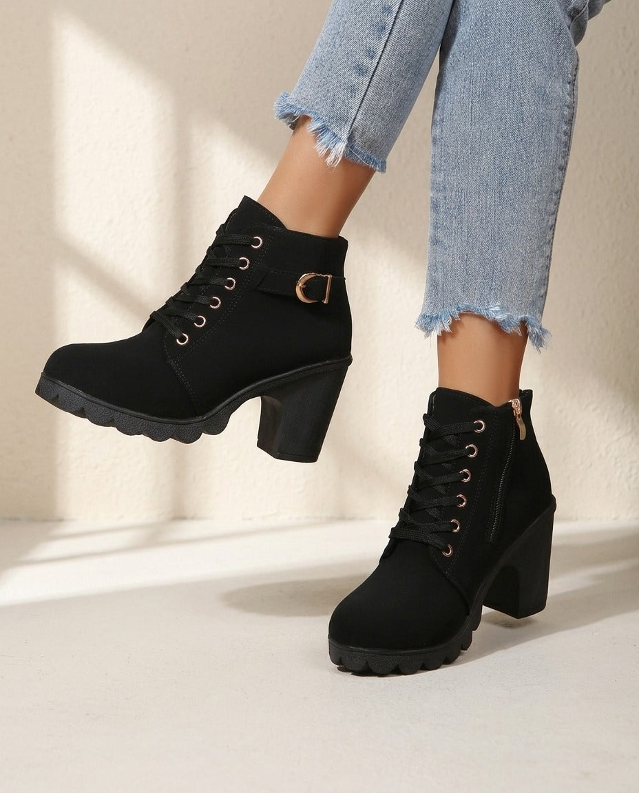 Bottines à lacets talon épais – photo 1 – Frippin'Dealz – photo retouchée par IA