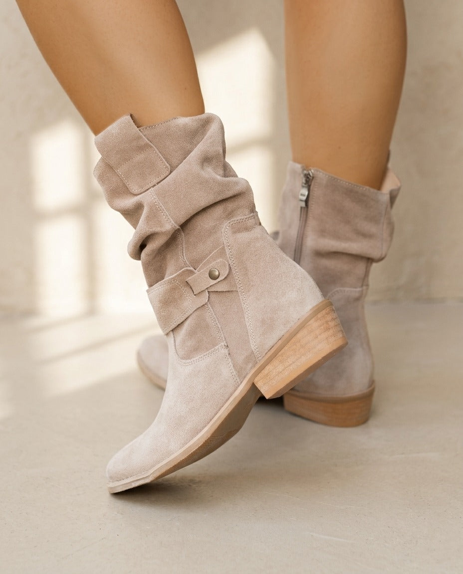 Bottines plissées talon plat aspect daim – photo 1 – Frippin'Dealz – photo retouchée par IA