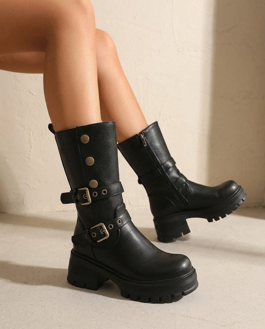 Bottines punk talon épais à boucles – photo 1 – Frippin'Dealz – photo retouchée par IA