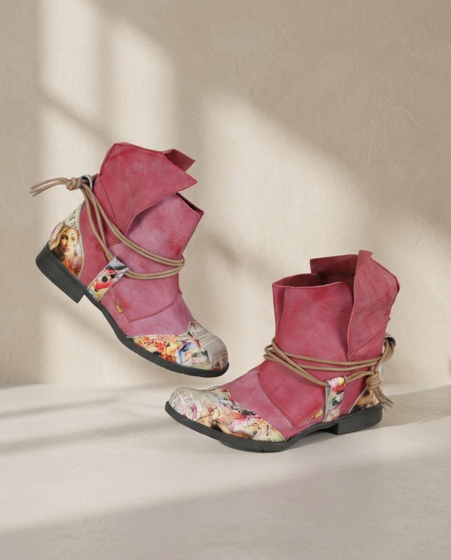 Bottines TMA Eyes rose fuchsia avec bout imprimé presse colorée et lacet beige – Frippin'Dealz – photo retouchée par IA