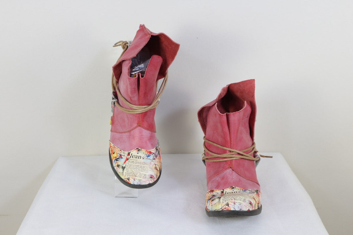 Bottines TMA Eyes rose vues de face avec tige froissée et lacet – Frippin'Dealz
