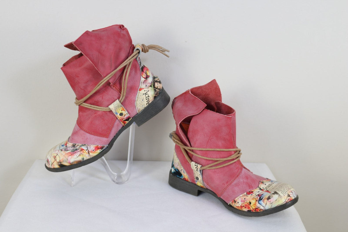 Bottines TMA Eyes rose fuchsia vues de profil avec imprimé presse – Frippin'Dealz