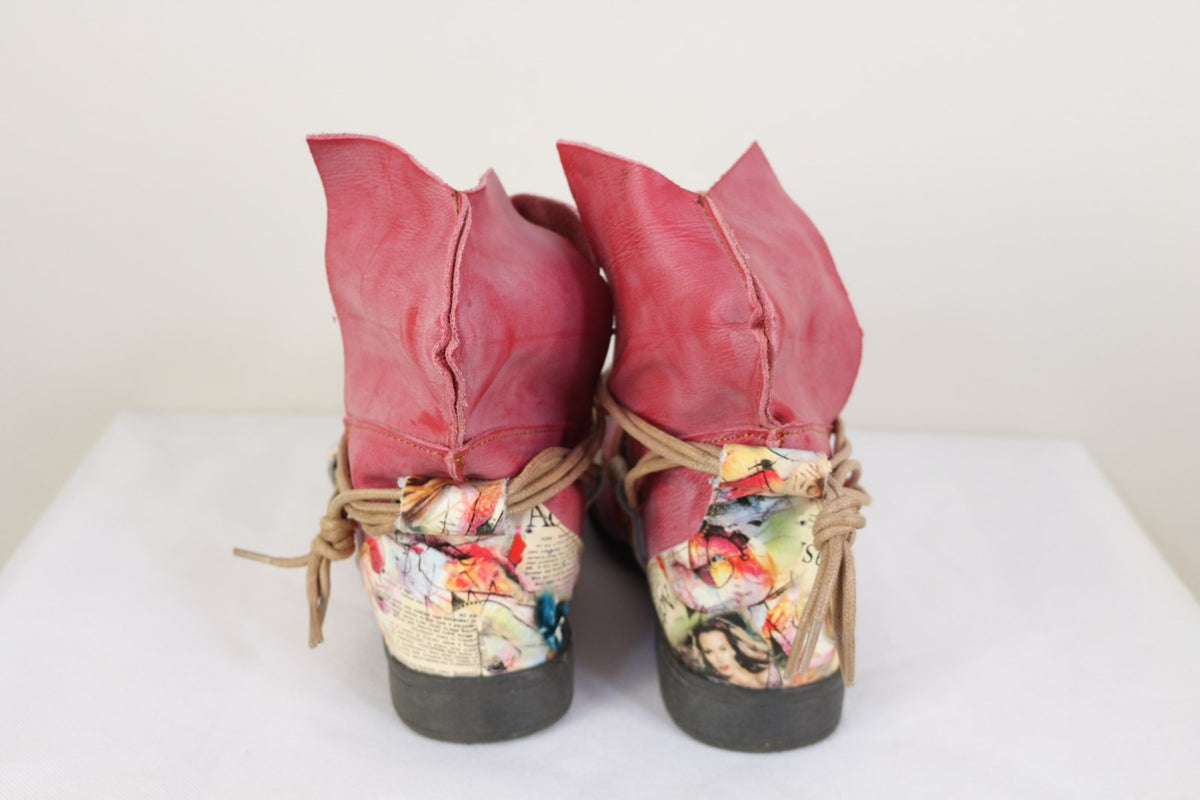 Arrière des bottines TMA Eyes rose avec lacet noué et talon imprimé – Frippin'Dealz