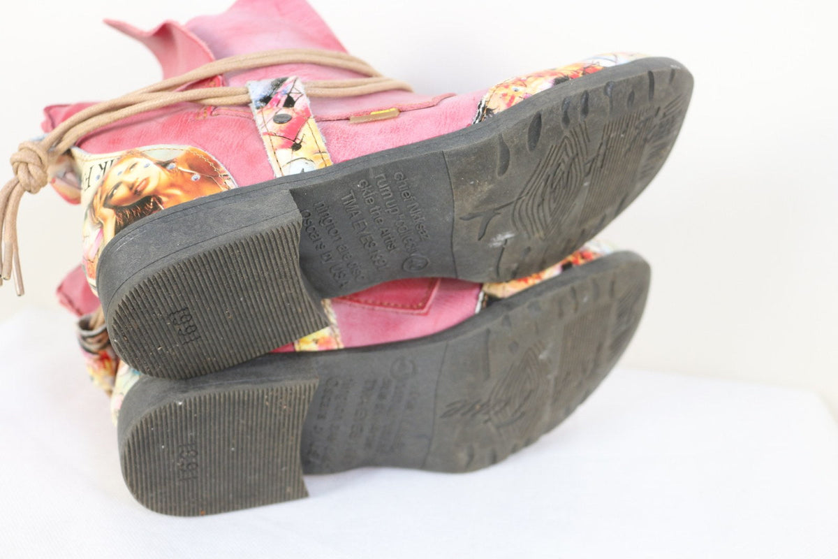 Semelles des bottines TMA Eyes rose avec traces d'usure – Frippin'Dealz