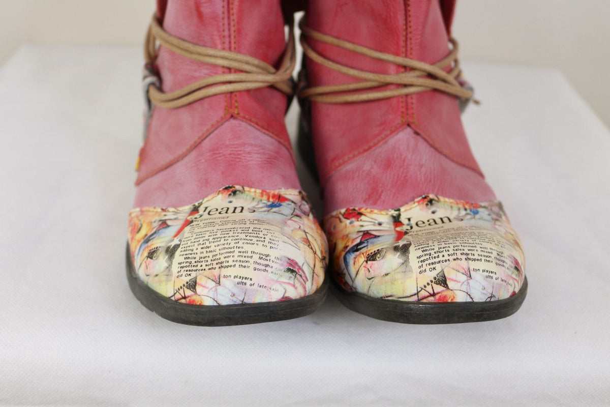 Bouts imprimés presse des bottines TMA Eyes rose vus de face – Frippin'Dealz