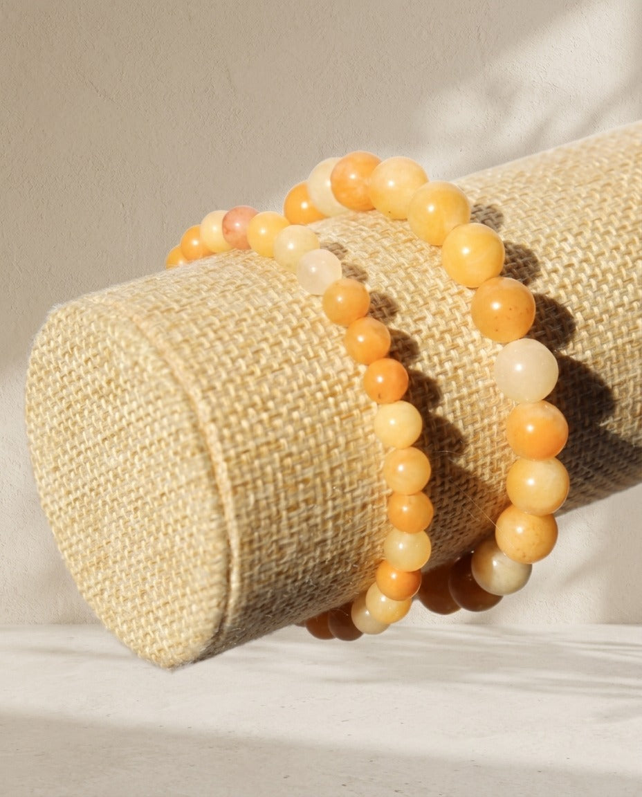 Bracelet Solstice et Minéraux en perles d'aventurine jaune naturelle – photo 1 – Frippin'Dealz – photo retouchée par IA