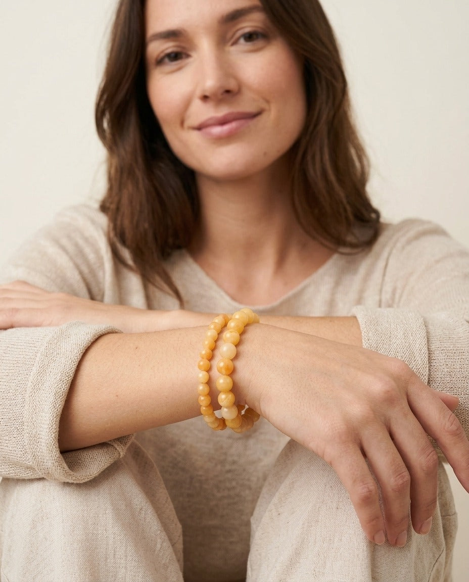 Solstice et Minéraux Bracelet perles d'aventurine jaune naturelle 6 ou 8 mm porté – photo générée par IA