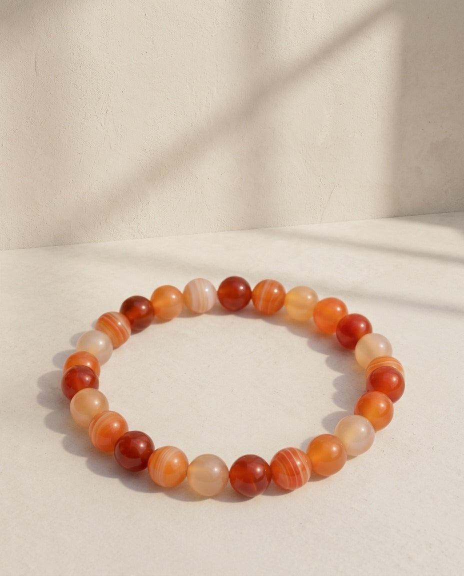 Bracelet Solstice et Minéraux en perles de cornaline naturelle – photo 1 – Frippin'Dealz – photo retouchée par IA