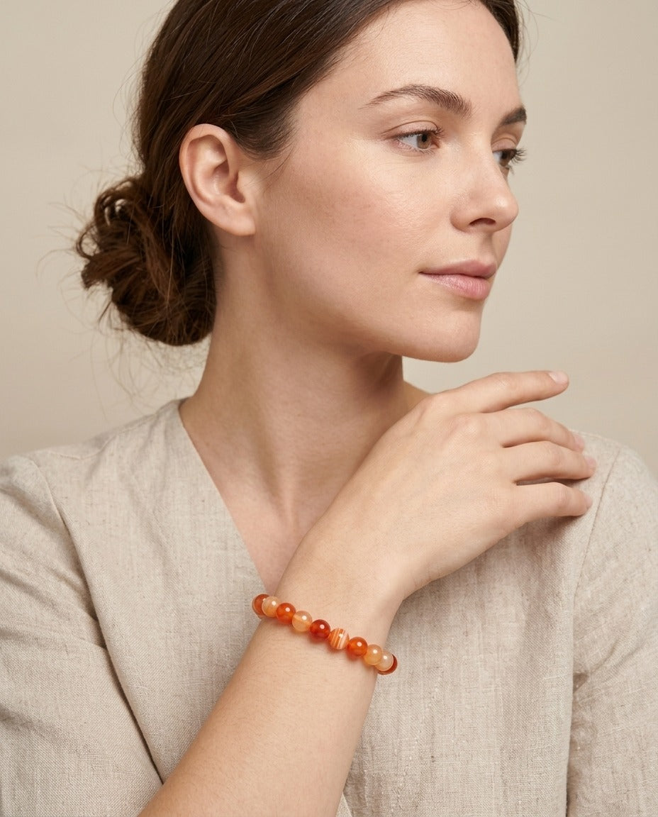 Solstice et Minéraux Bracelet perles de cornaline naturelle 6 ou 8 mm porté – photo générée par IA