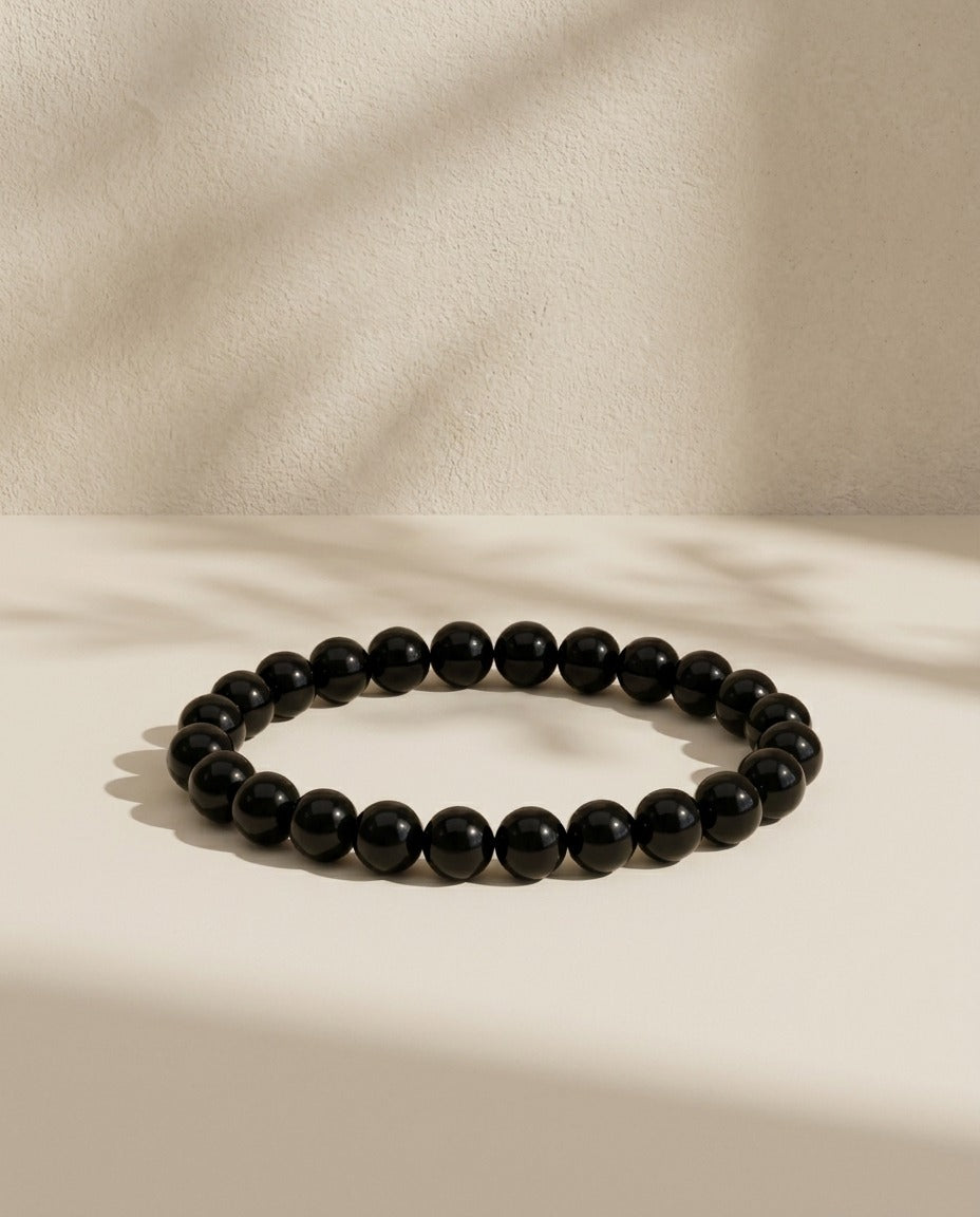 Bracelet Solstice et Minéraux en perles d'obsidienne noire naturelle – photo 1 – Frippin'Dealz – photo retouchée par IA