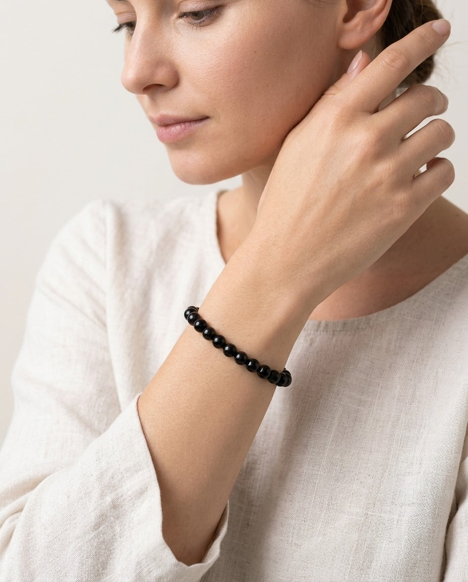 Solstice et Minéraux Bracelet perles d'obsidienne noire naturelle 6 ou 8 mm porté – photo générée par IA