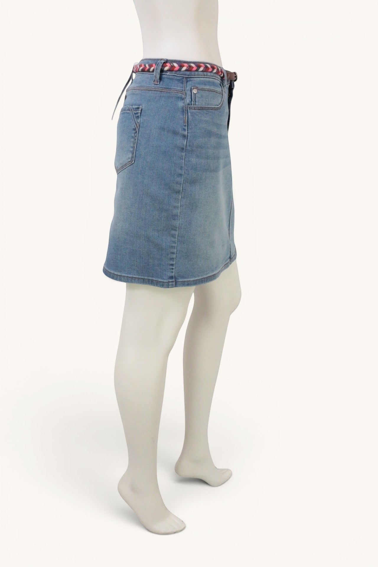 Jupe en jean Cache Cache bleu clair, taille 38, avec ceinture tressée multicolore et finition stretch.