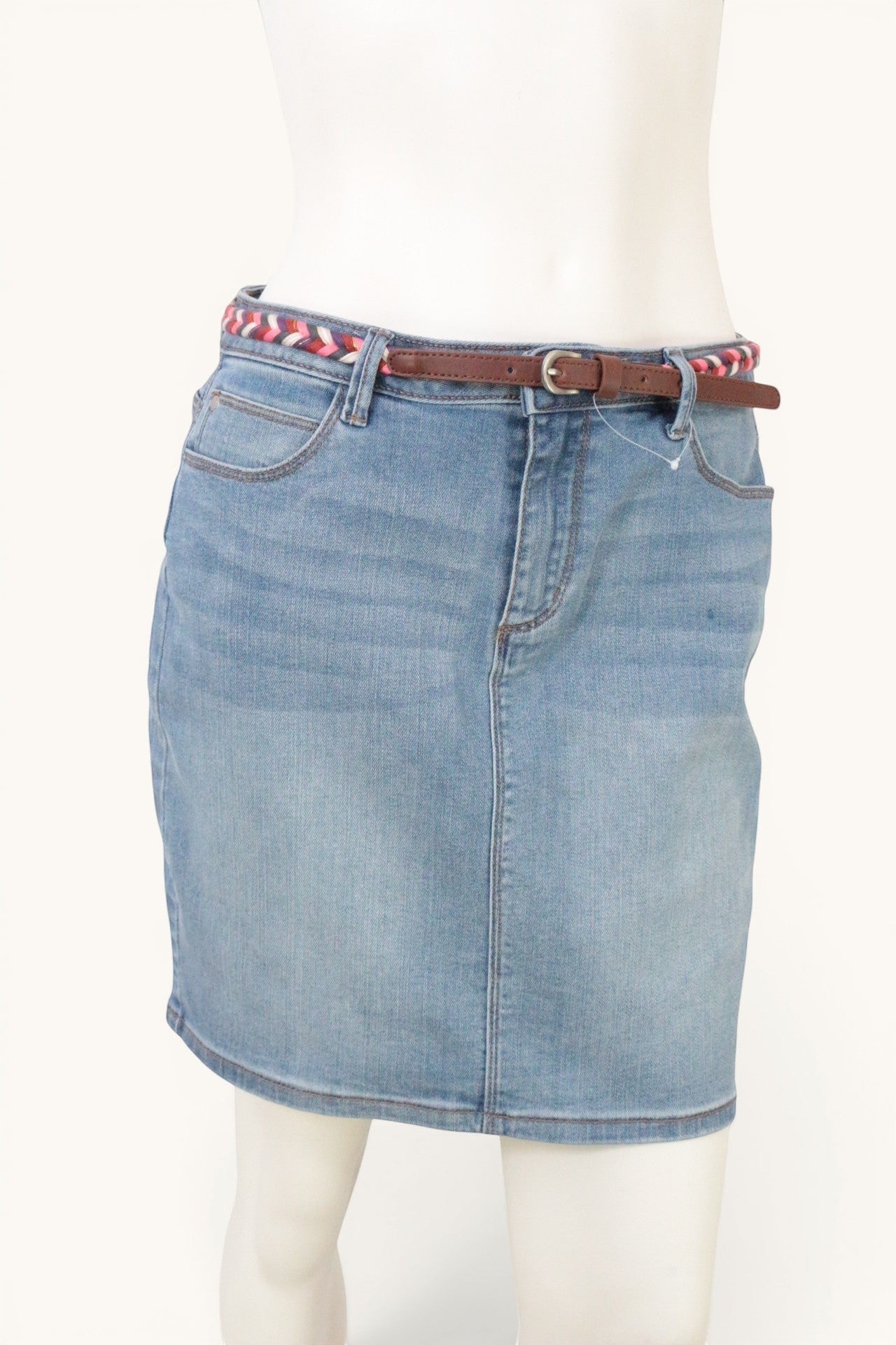 Jupe en jean Cache Cache bleu clair taille 38, coupe droite légèrement stretch, avec ceinture tressée multicolore. 99% coton, 1% élasthanne.