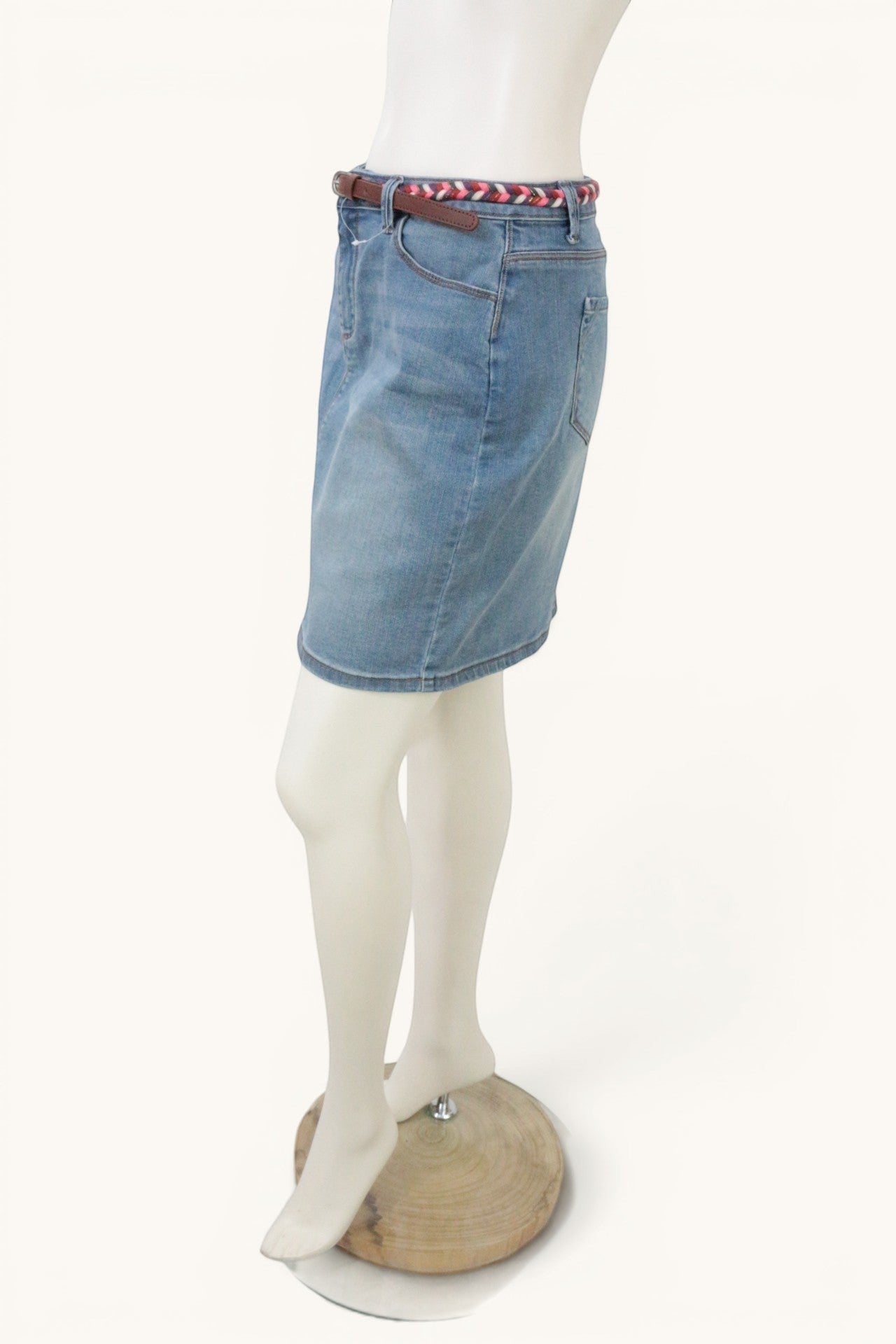Jupe en jean bleu clair Cache Cache taille 38, coupe droite stretch, avec ceinture tressée multicolore.